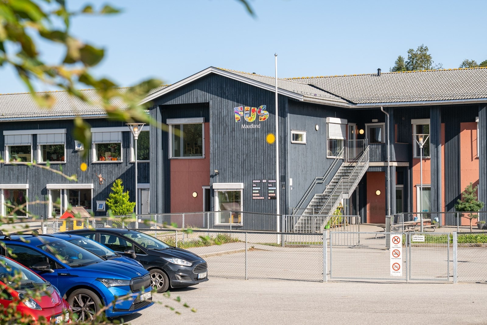 I nærområdet finnes også flere barnehager, blant annet Maudland FUS barnehage. Ungdomsskolen på Riska nås på få minutter med sykkel, noe som gjør beliggenheten praktisk gjennom hele oppveksten. Galleribilde