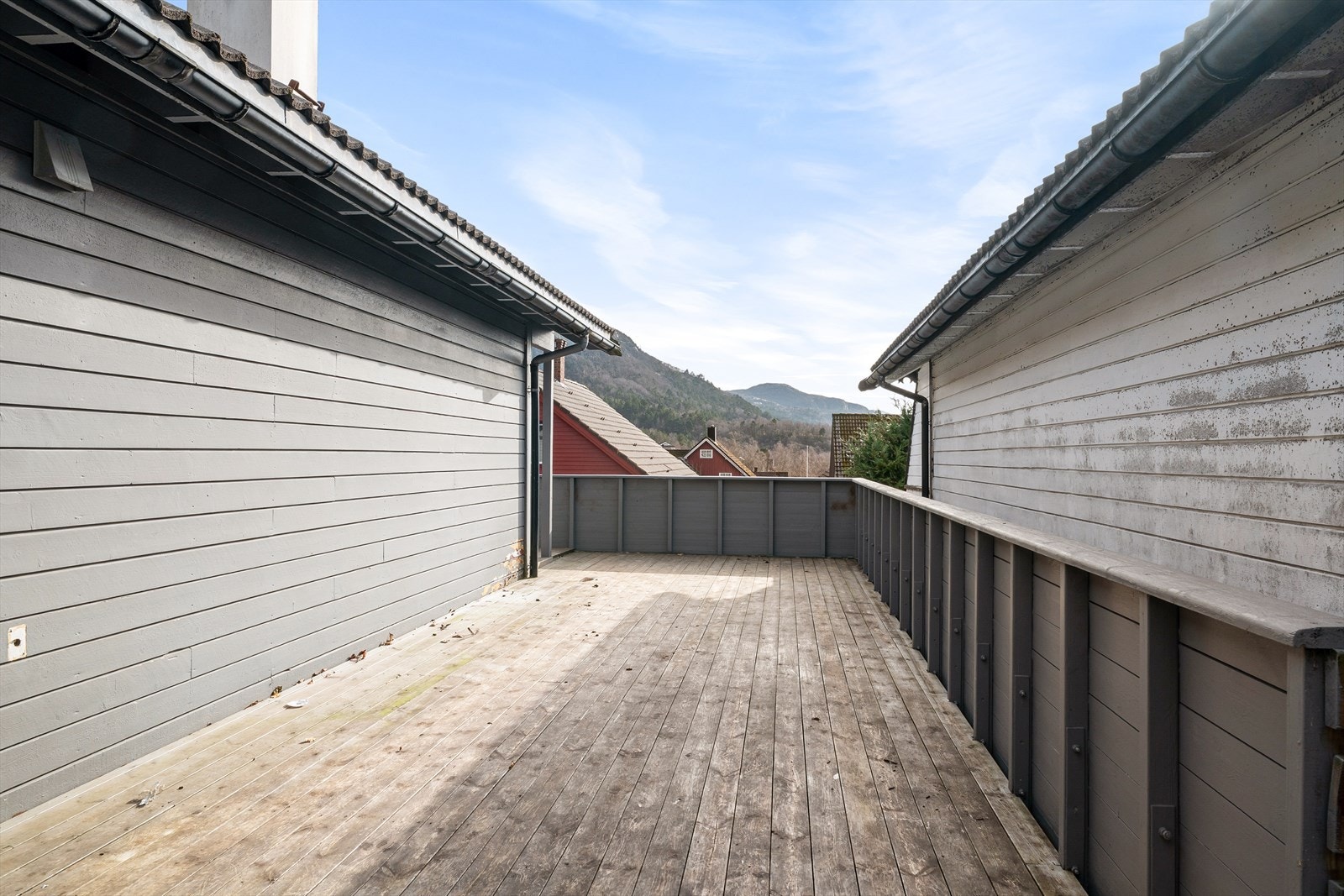 Uteområdet fortsetter med en stor, grønn hage som innbyr til lek og moro for barna, eller til rolige stunder og hyggelige hagefester for de voksne. Galleribilde