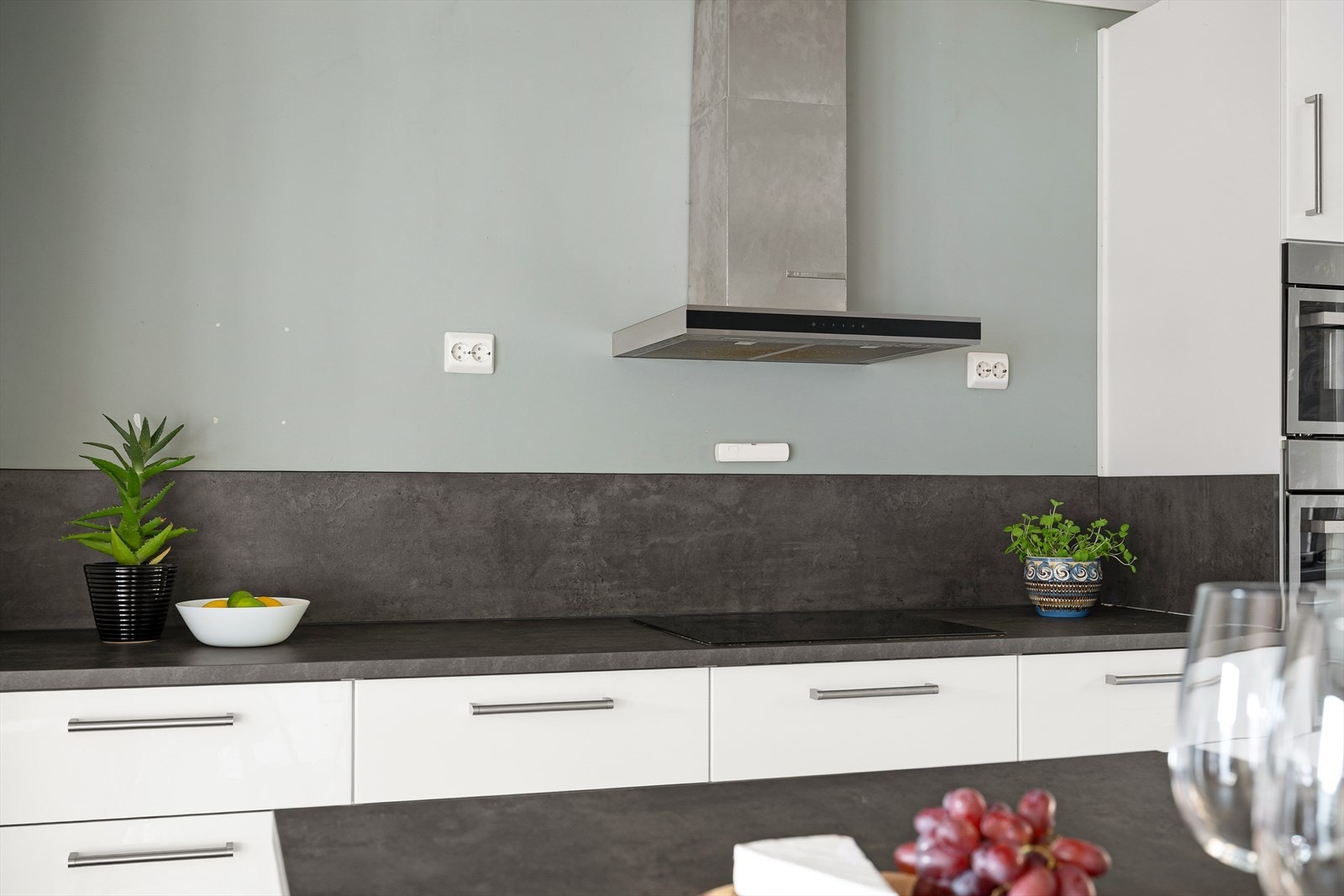 Her er det godt med skapplass og vindu som slipper inn mye naturlig lys. Galleribilde