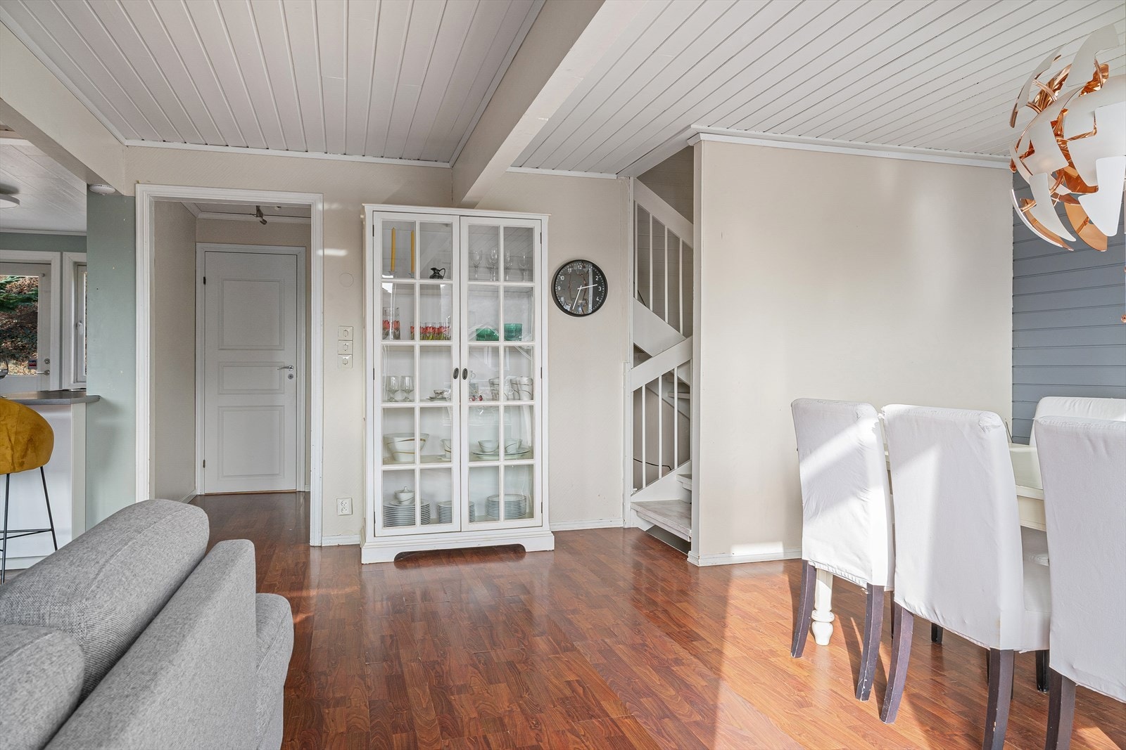 Boligen går over tre etasjer og fremstår som en romslig familiebolig med flere soner for både hverdag og sosiale sammenkomster. Galleribilde