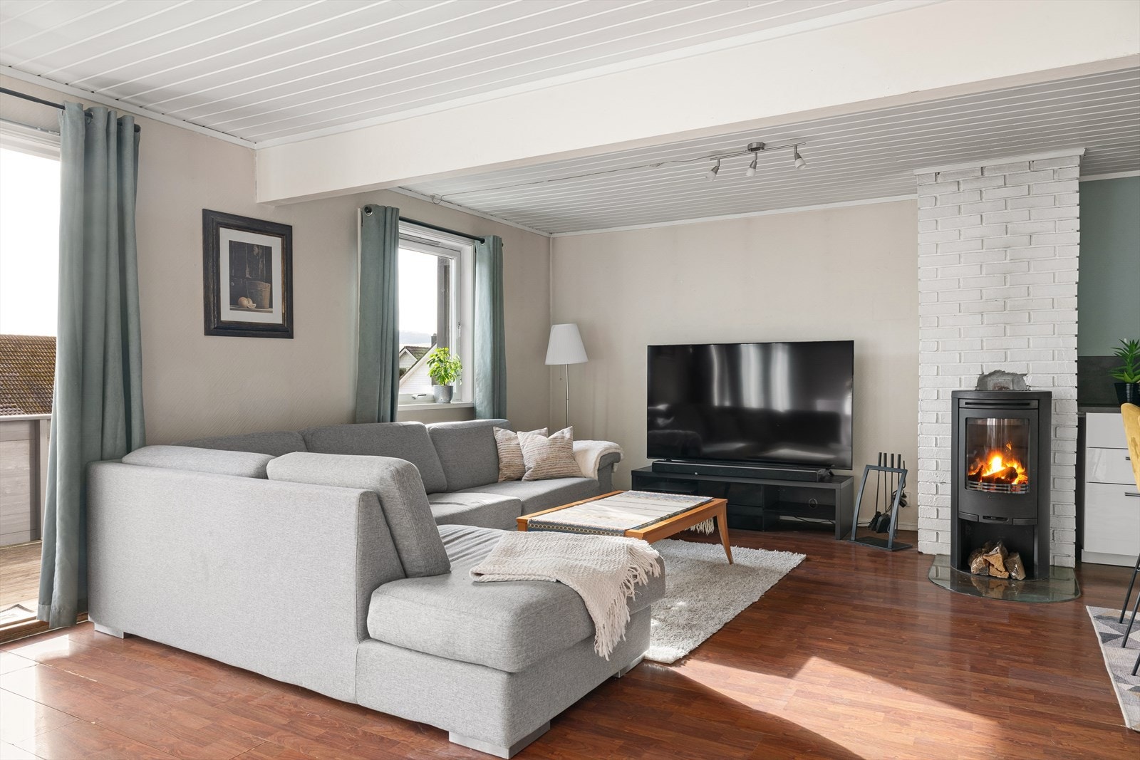 Stuen er lys og luftig med store vindusflater som slipper inn rikelig med dagslys. Galleribilde