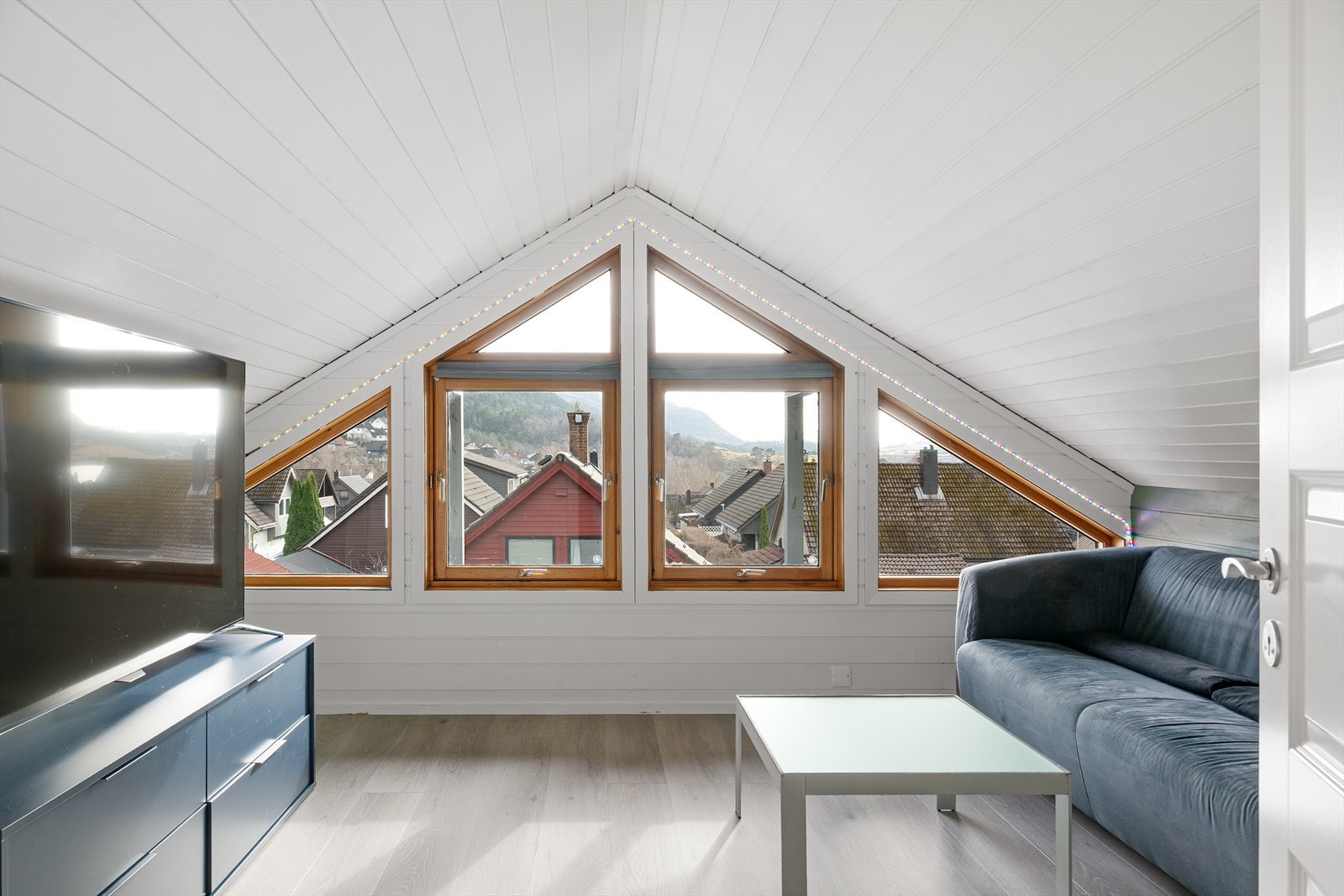 Loftet er innredet som en loftstue, perfekt som TV-stue, lekesone eller ekstra plass til oppbevaring. (Ikke godkjent til varig opphold, les mer under innhold) Galleribilde