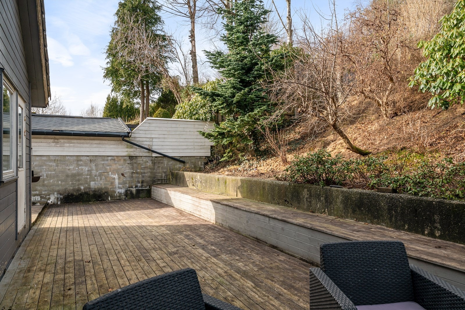 Terrassen strekker seg rundt boligen og er på ca. 90 kvm. Galleribilde