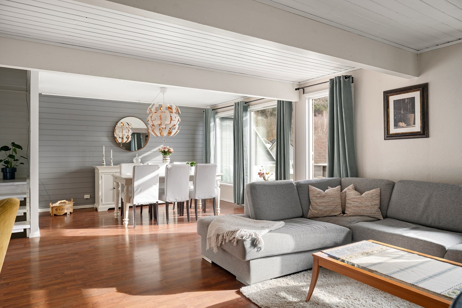 Rommet har en utforming som gir god møbleringsfrihet, med plass til både sofagruppe, TV-møblement og spisebord. Galleribilde