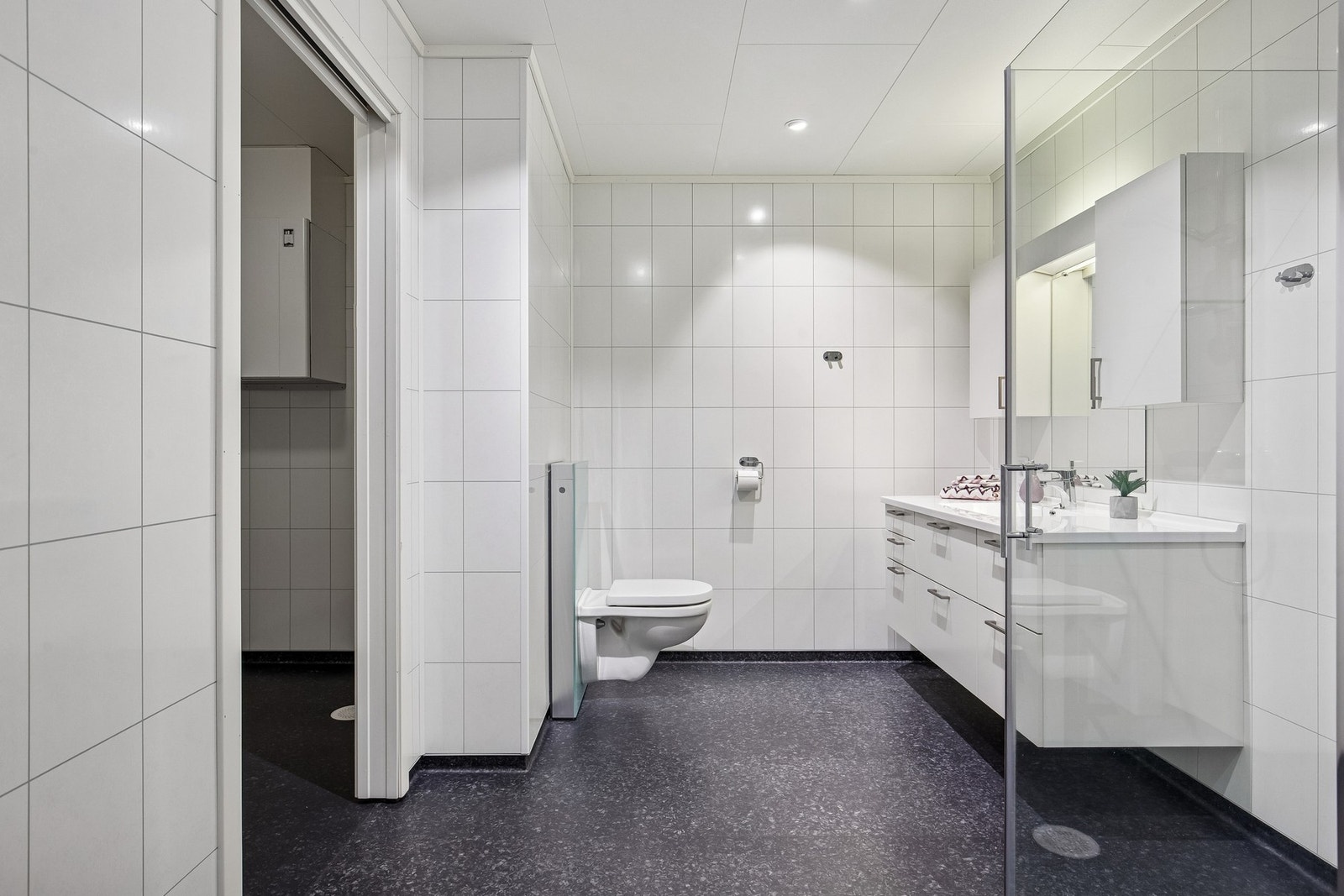 Bad med tilkomst til bod/ vaskerom Galleribilde