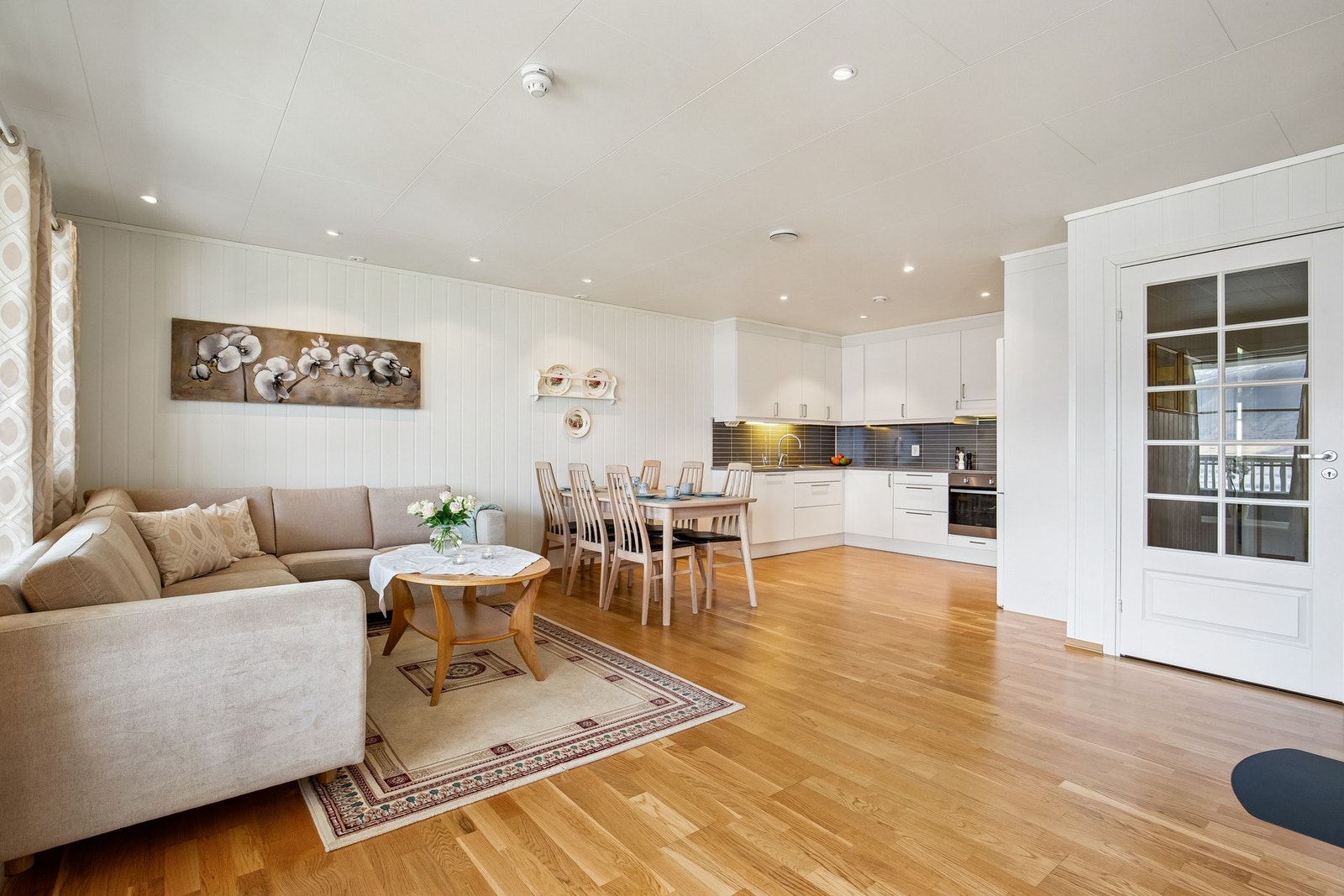 Stue med åpen løsning til kjøkken Galleribilde