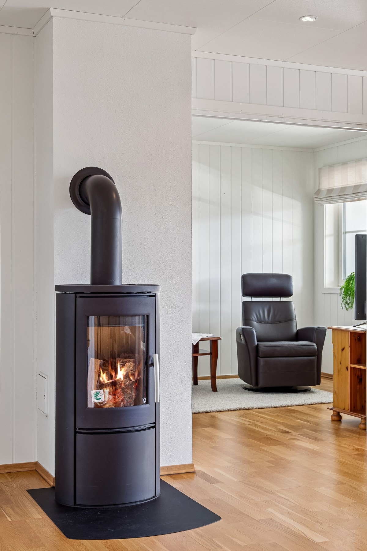 Stue har vedfyring og det er oppvarming med vannbåren varme Galleribilde