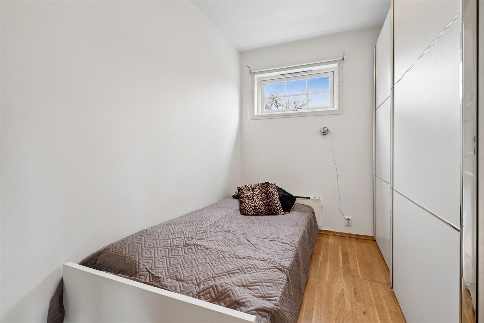 Dette er ett av boligens fire soverom, som gir fleksibilitet for en voksende familie. Galleribilde