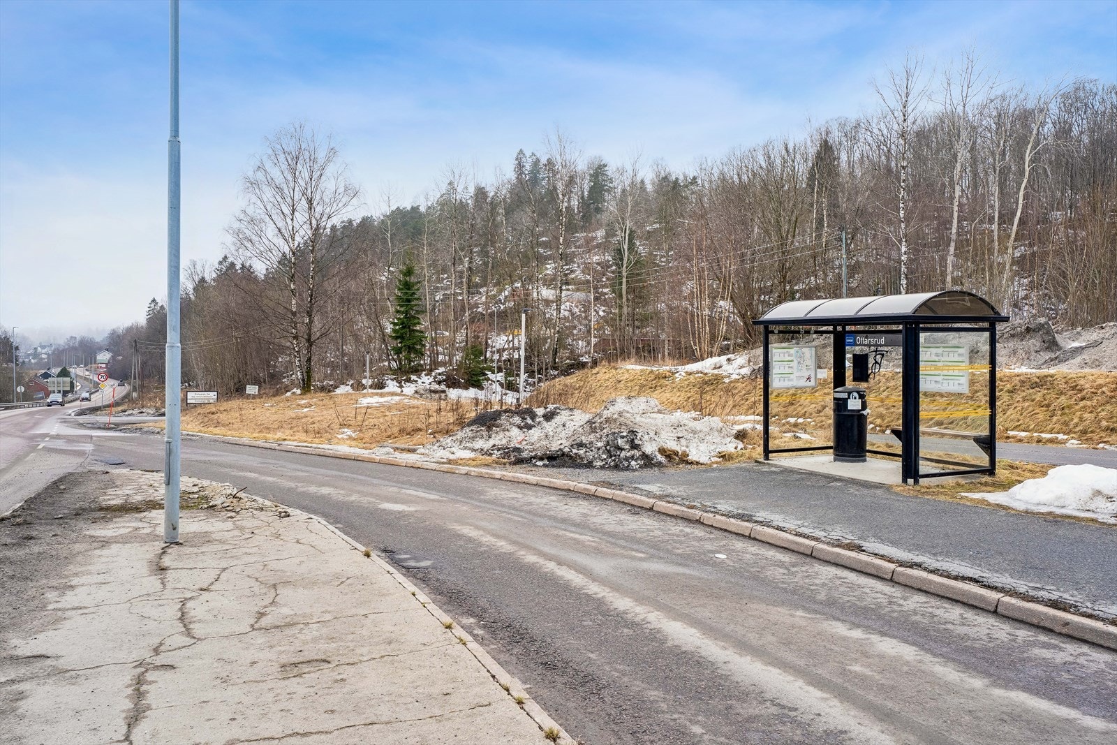 Inn til Oslo tar det en drøy halvtime med bussen. Det går også en rekke andre linjer som tar deg til blant annet Ås stasjon og Frogn vidregående skole. Galleribilde