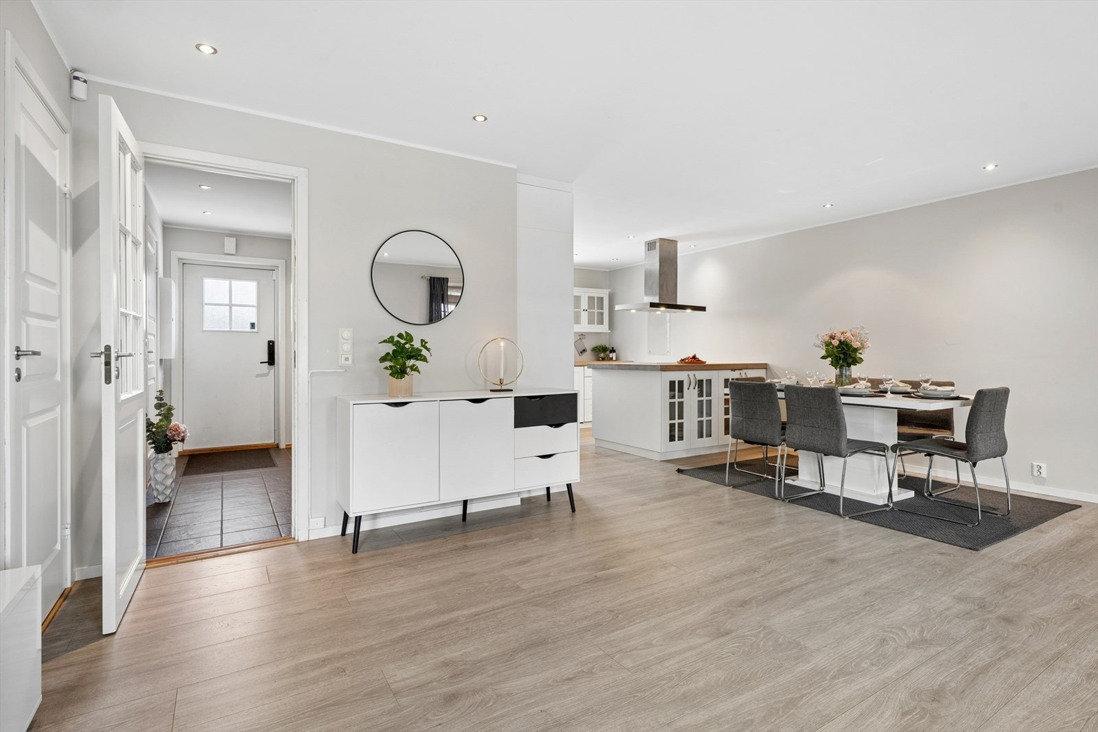 Boligen har en gjennomgående og åpen planløsning som skaper en god romfølelse. Galleribilde