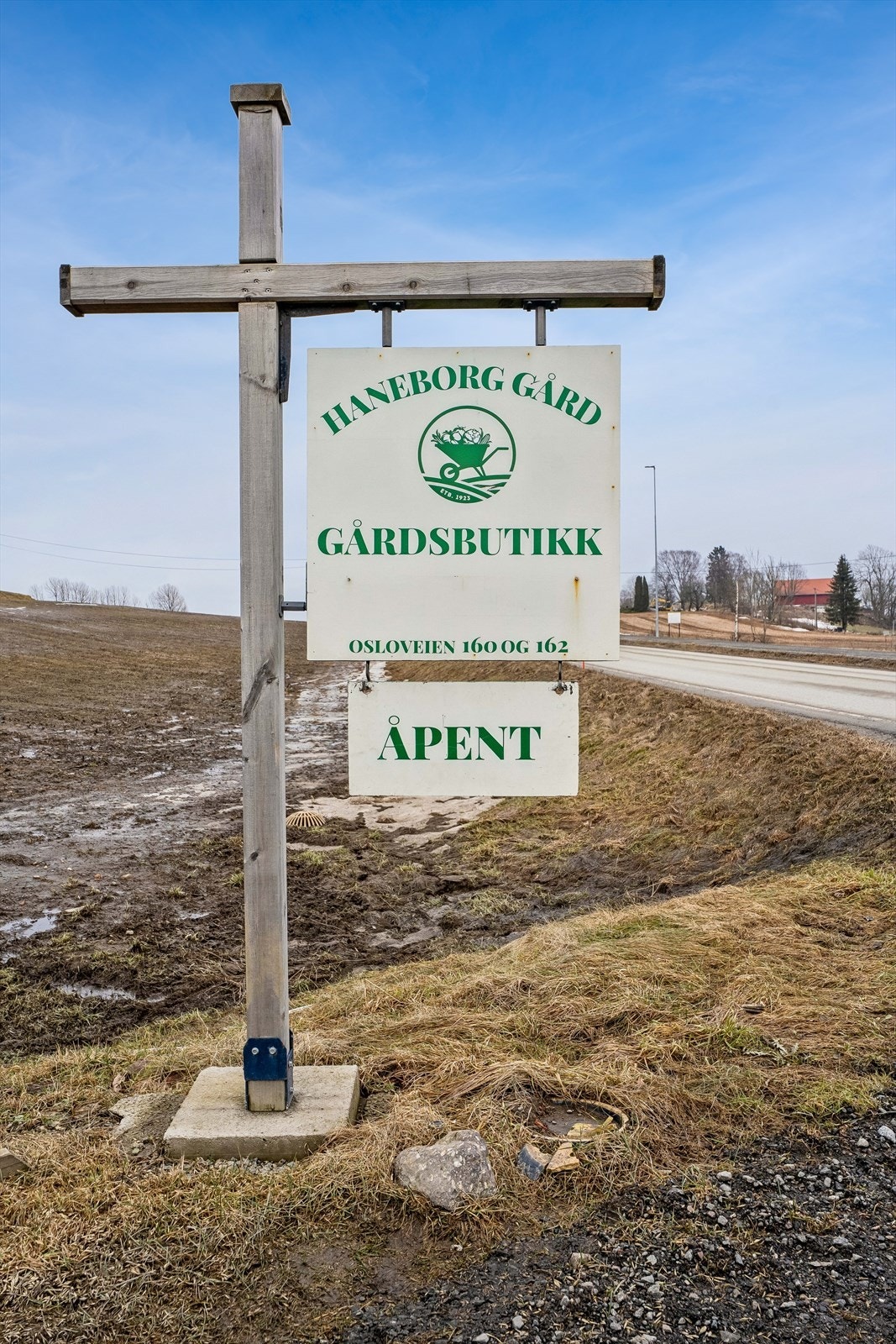 Beliggenheten byr på umiddelbar nærhet til skog og mark, med turstier i Seierstenmarka rett utenfor døren. Galleribilde