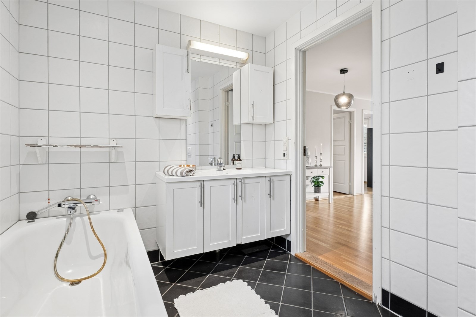 Også her er det flislagte overflater, downlights i taket og varme i gulvet for økt komfort. Galleribilde