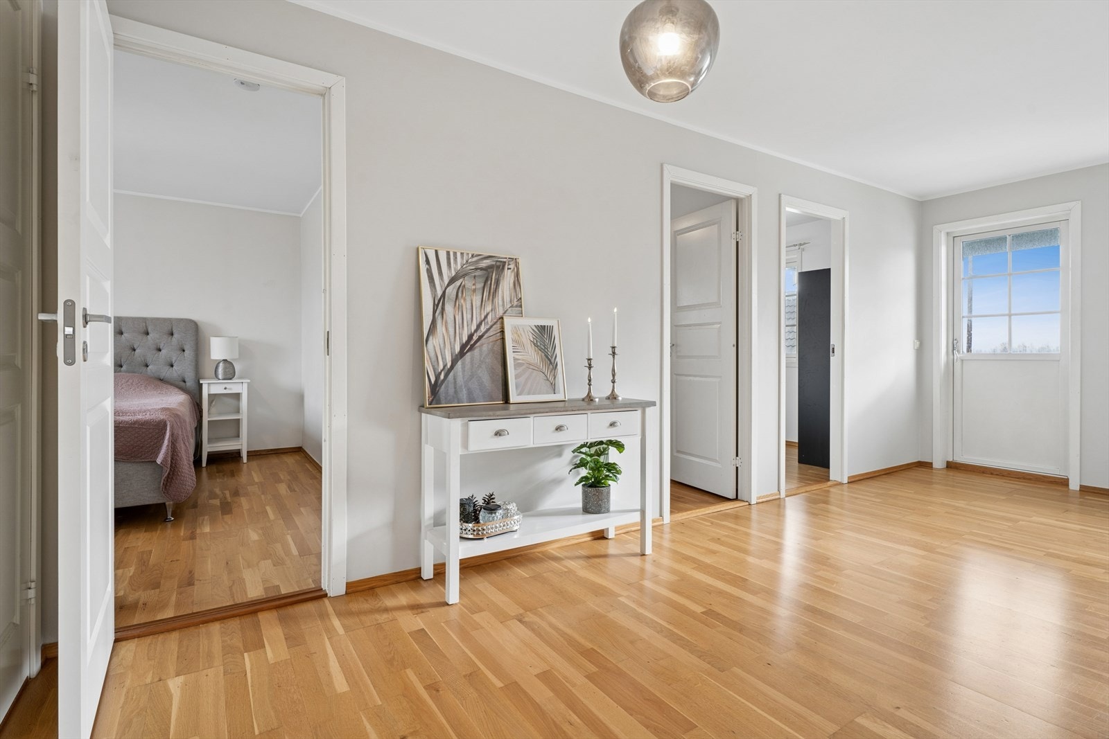 Fra stuen i andre etasje er det utgang til en overbygget, sydvendt balkong på 9 m². Galleribilde
