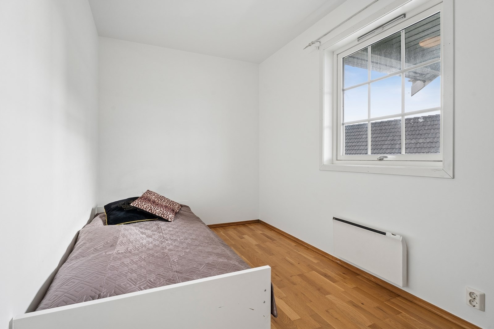 Soverommene har parkett på gulv og malte veggflater. Galleribilde