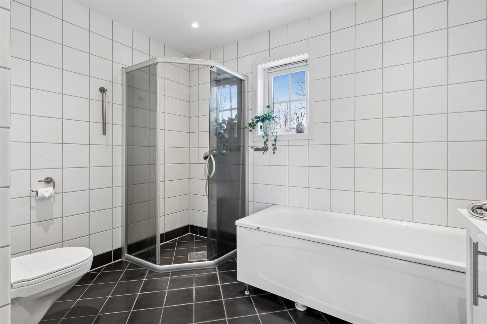 Badet i andre etasje er utstyrt med både badekar og dusjhjørne med glassdører. Galleribilde