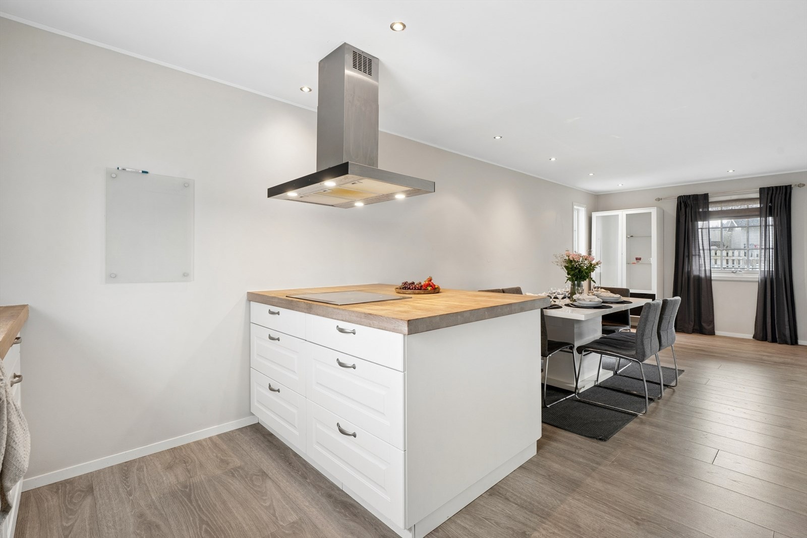 Kjøkkenøya har heltre benkeplate, integrert induksjonstopp og en moderne ventilator. Galleribilde
