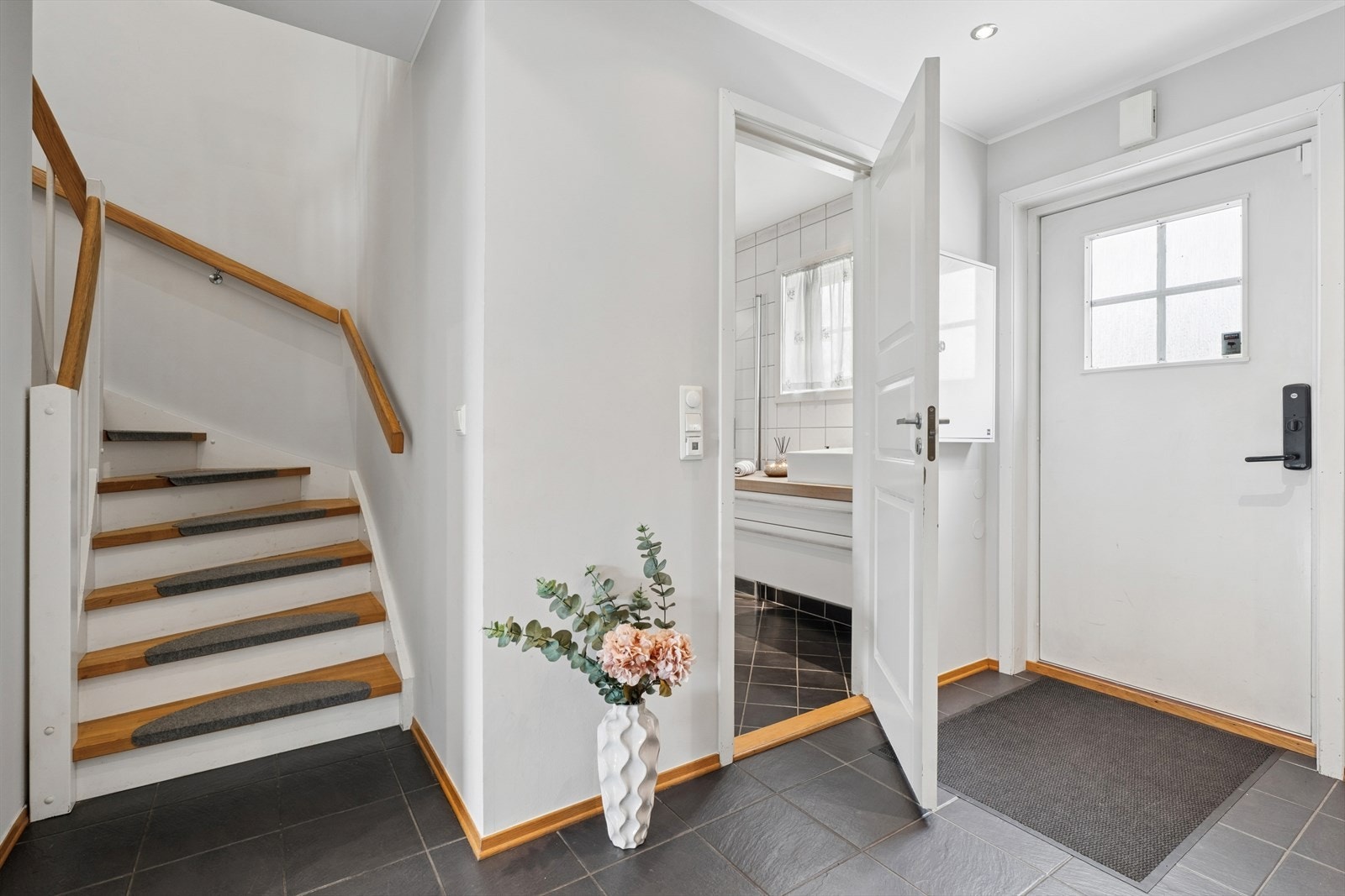 Fra entreen fører en lukket tretrapp deg opp til boligens andre etasje. Galleribilde