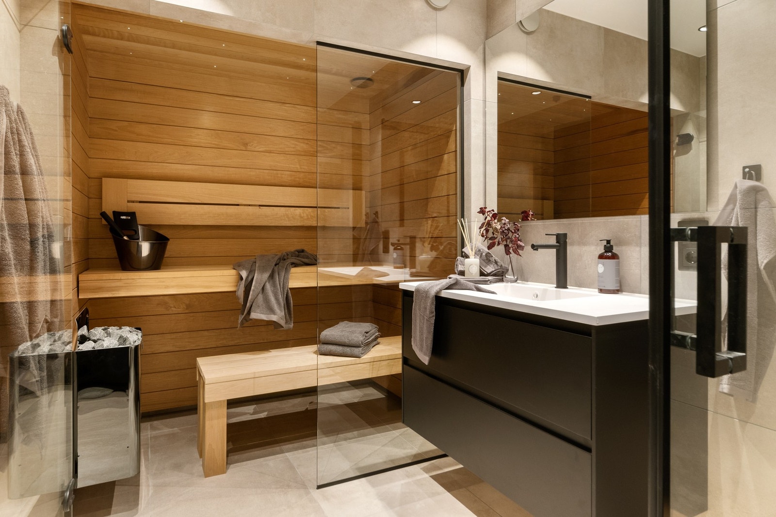 Badstuen gir det lille ekstra av velvære med direkte inngang fra badet. Galleribilde