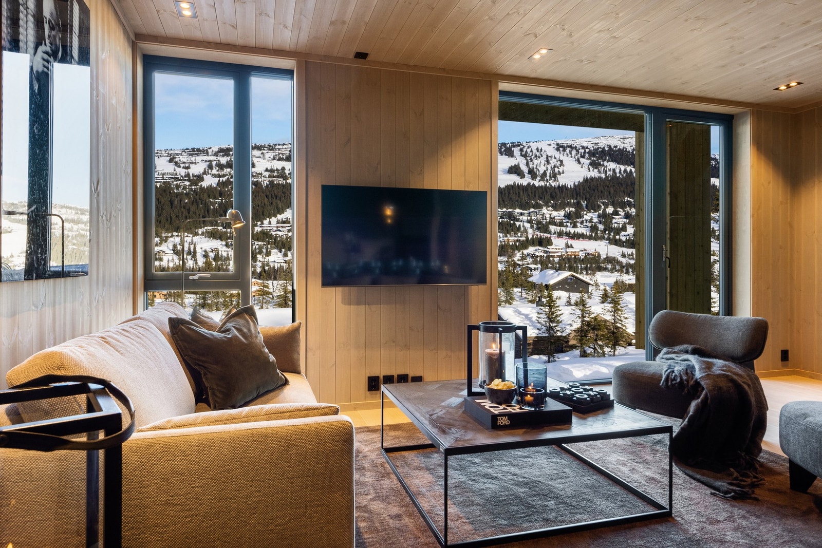 Store vindusflater gir rikelig med naturlig lys og flott utsyn. Galleribilde