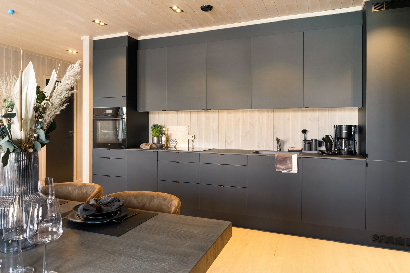 Kjøkkenet er praktisk og har godt med skapplass. Galleribilde