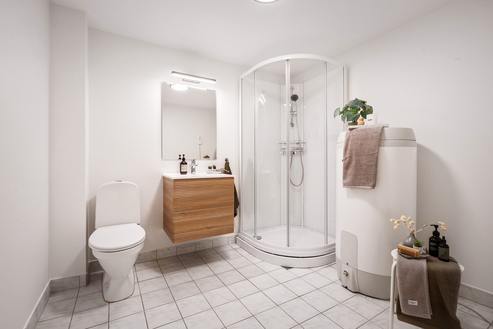 Dusjkabinett og varmtvannsbereder ble montert av Grevstad & Tvedt AS i 2026. Galleribilde