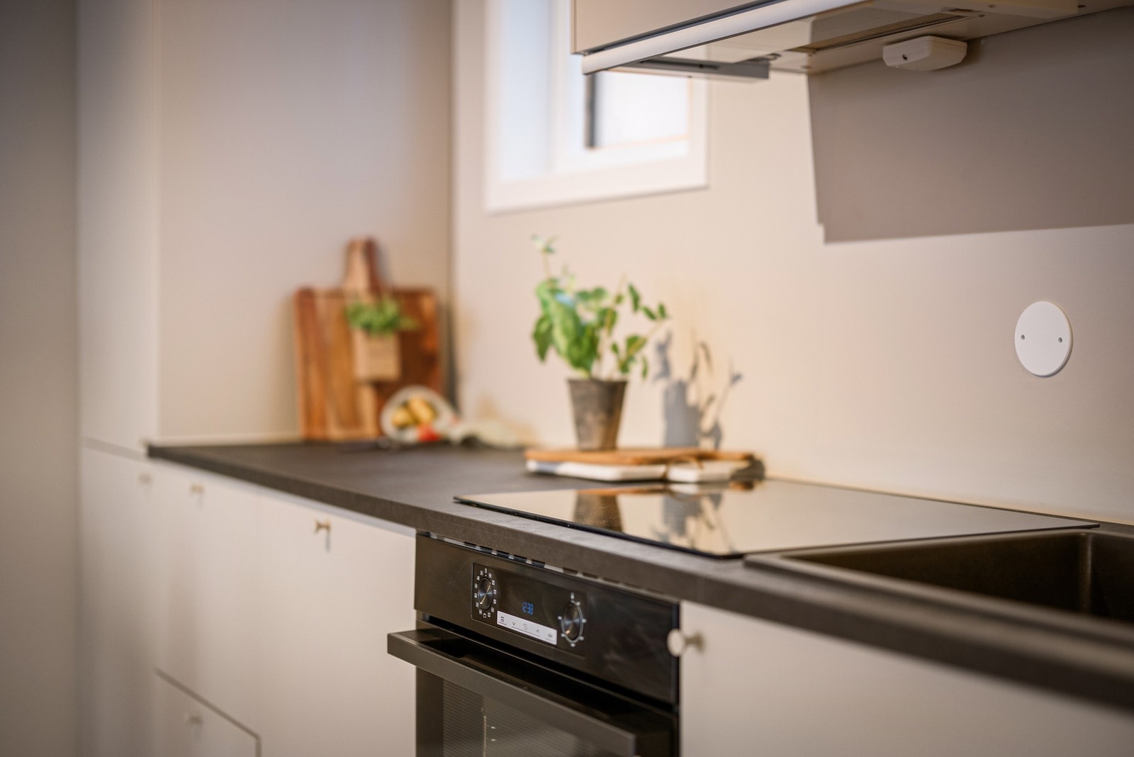 Godt med skap og benkeplass. Galleribilde