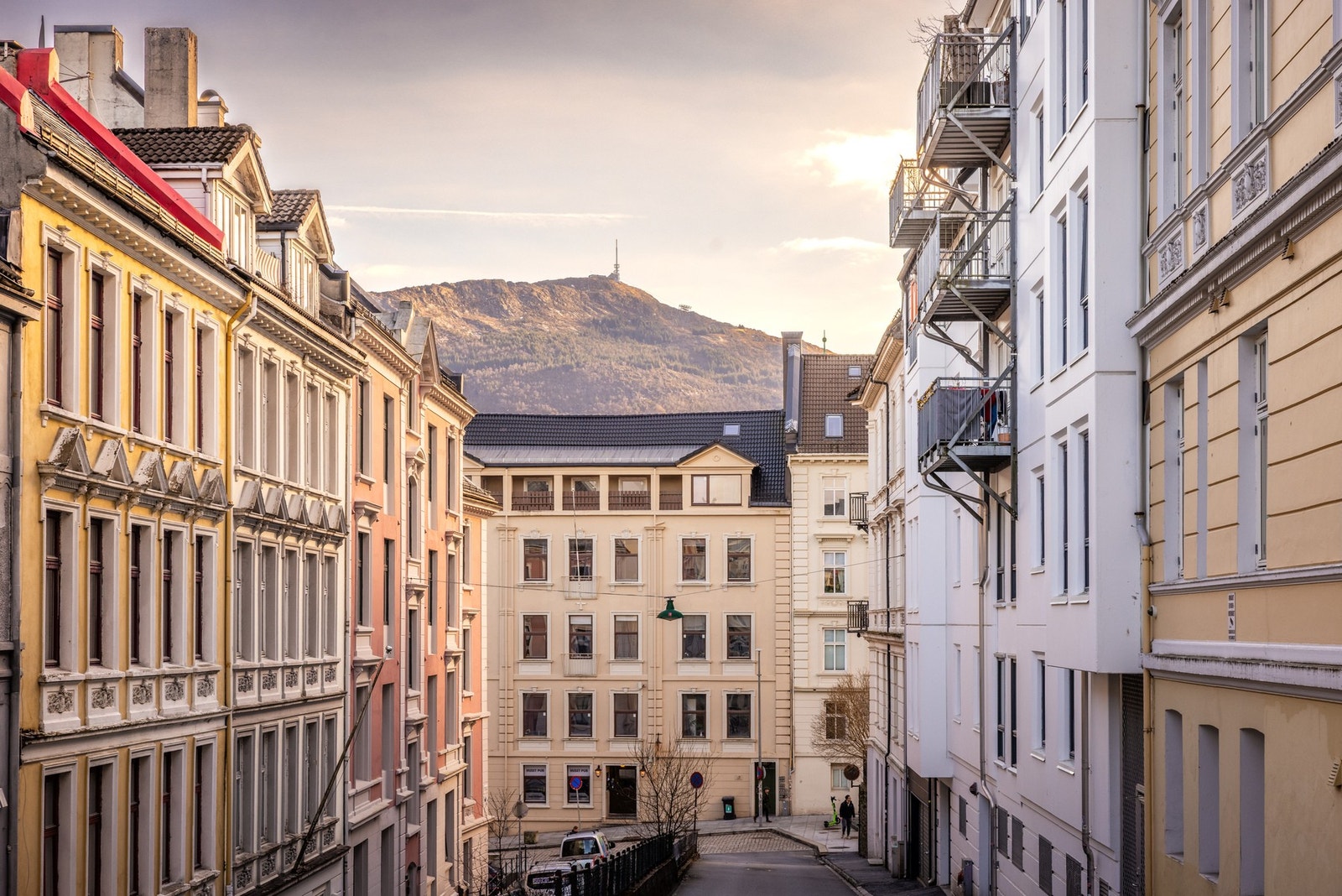 Skjermet beliggenhet et steinkast fra trappene til Johanneskirken. Galleribilde