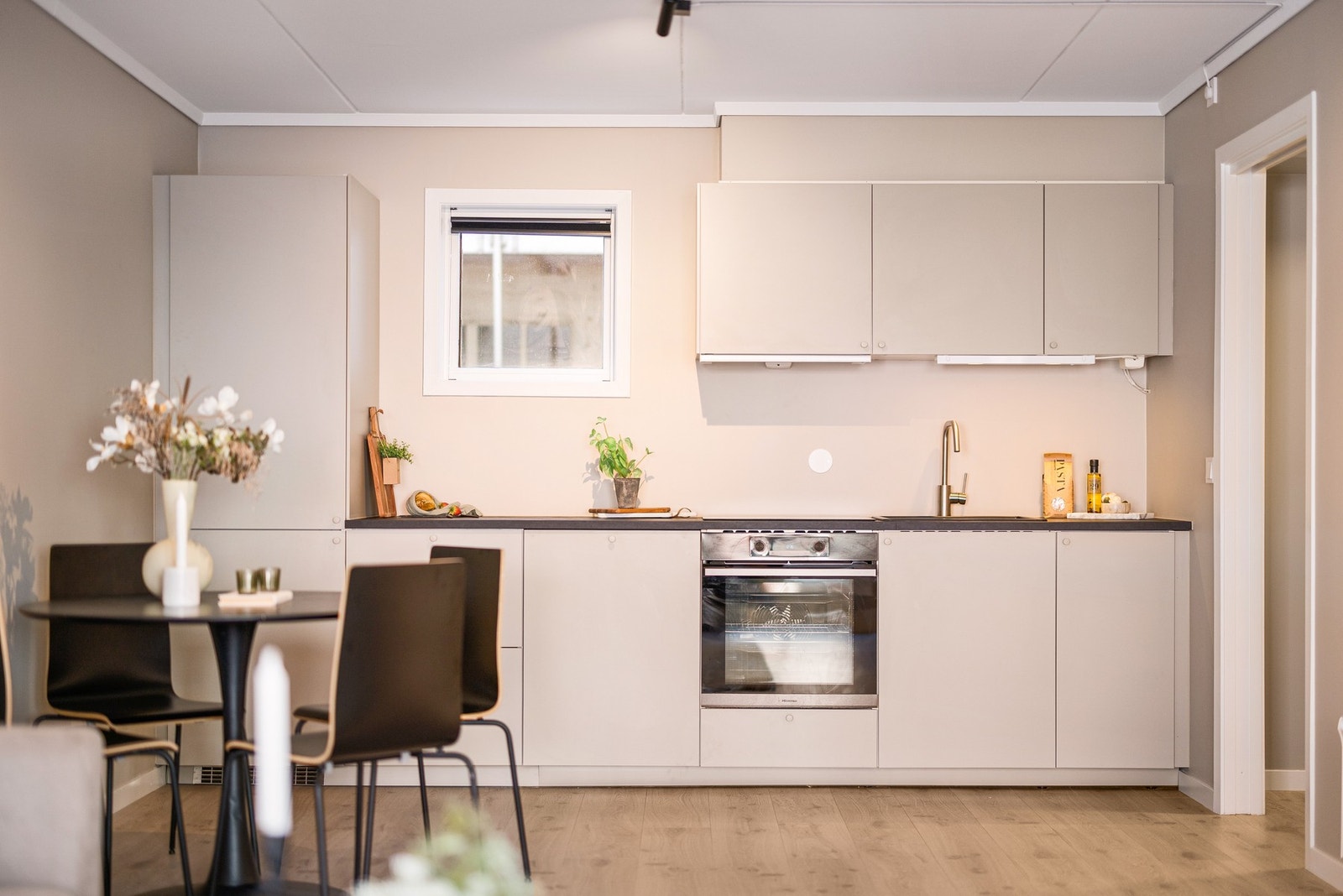 Kjøkkenet er oppgradert med nye fronter og noen nye skrog, ny benkeplate, ny vask og nytt blandebatteri/kran. Montert
av JHK Tømrerservice AS Galleribilde