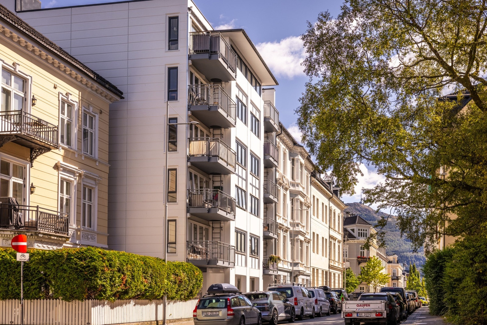 Hovdedinngang til leiligheten både fra Rosenbergsgaten (i bildet) og Bohrs gate. Borettslaget består kun åtte leiligheter. Borettslaget består av seksjon 2 og 3 i Sameie Rosenbergsgaten 20 Galleribilde
