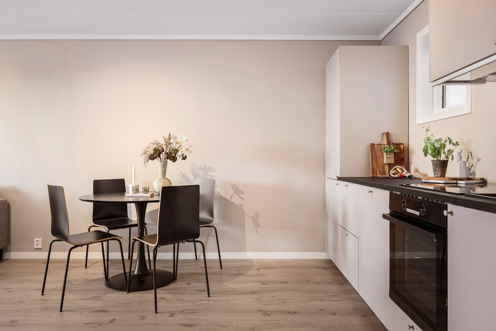 God plass til spisebord i tilknytning til kjøkkenet. Galleribilde