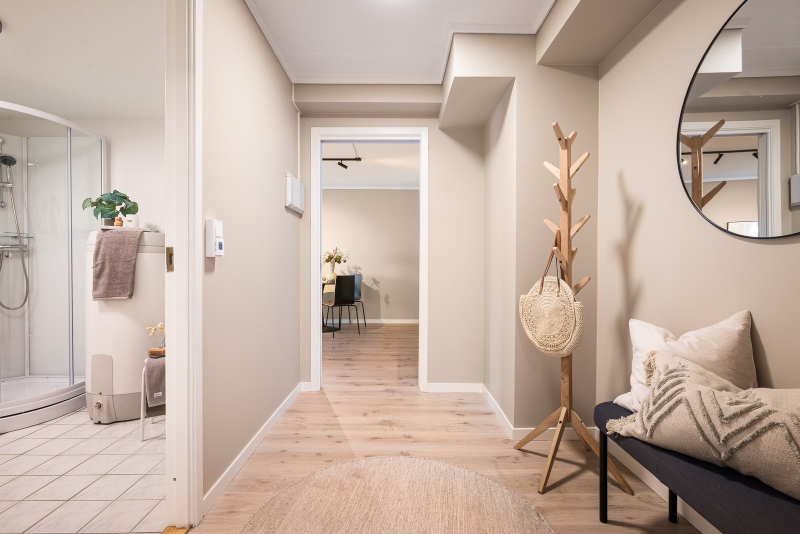 Praktisk inngangsparti med nylig malte overflater (2026) og god plass til jakker og sko. En helhetlig og moderne følelse helt fra inngangsdøren. Plass til garderobeskap i entré. Galleribilde