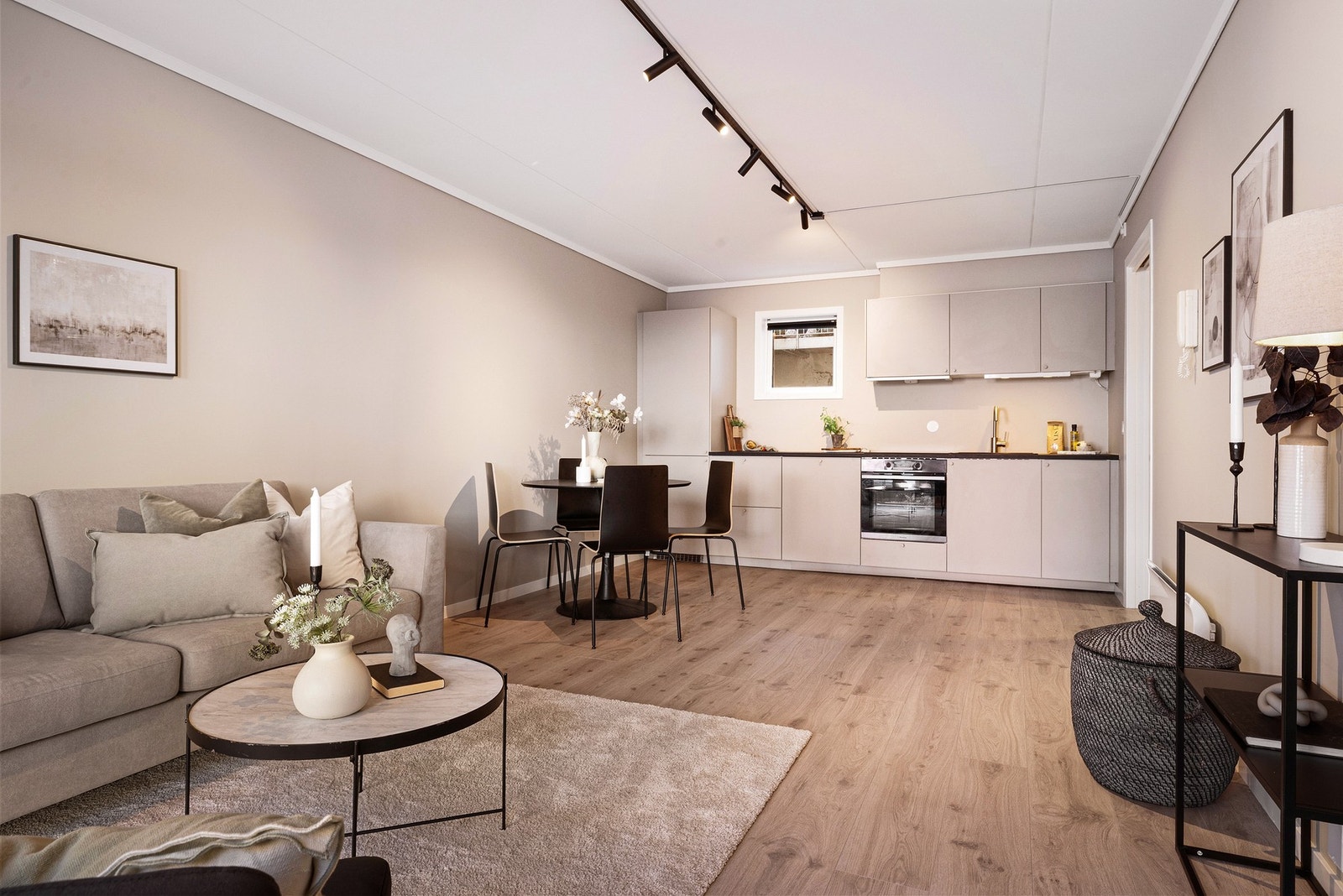 Pent oppholdsrom med praktisk planløsning mot kjøkkenet; store flater og nymalte overflater gir en luftig og innbydende atmosfære. Galleribilde