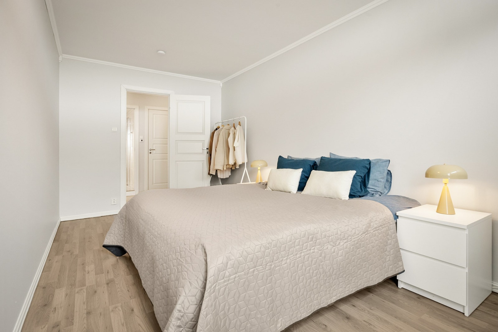 Innerdører og karmer til soverom, bad og bod ble skiftet i perioden 2019-2020. Galleribilde