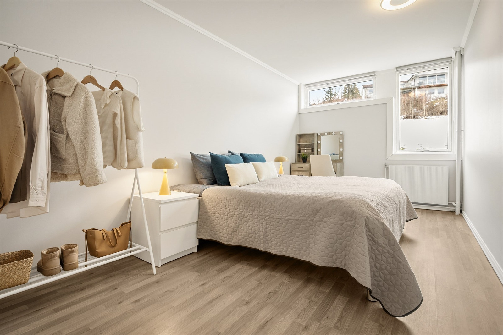 Soverommet er romslig med god plass til dobbeltseng og garderobeløsninger. Galleribilde