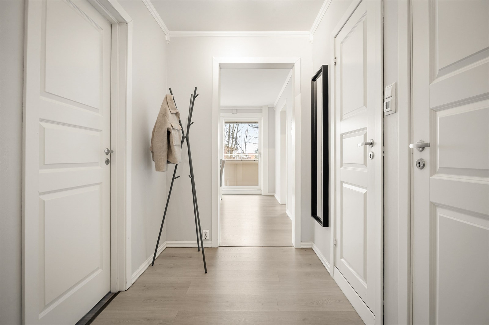 Gangen har, i likhet med stue og soverom, laminatgulv og malte overflater fra 2019-2020. Galleribilde