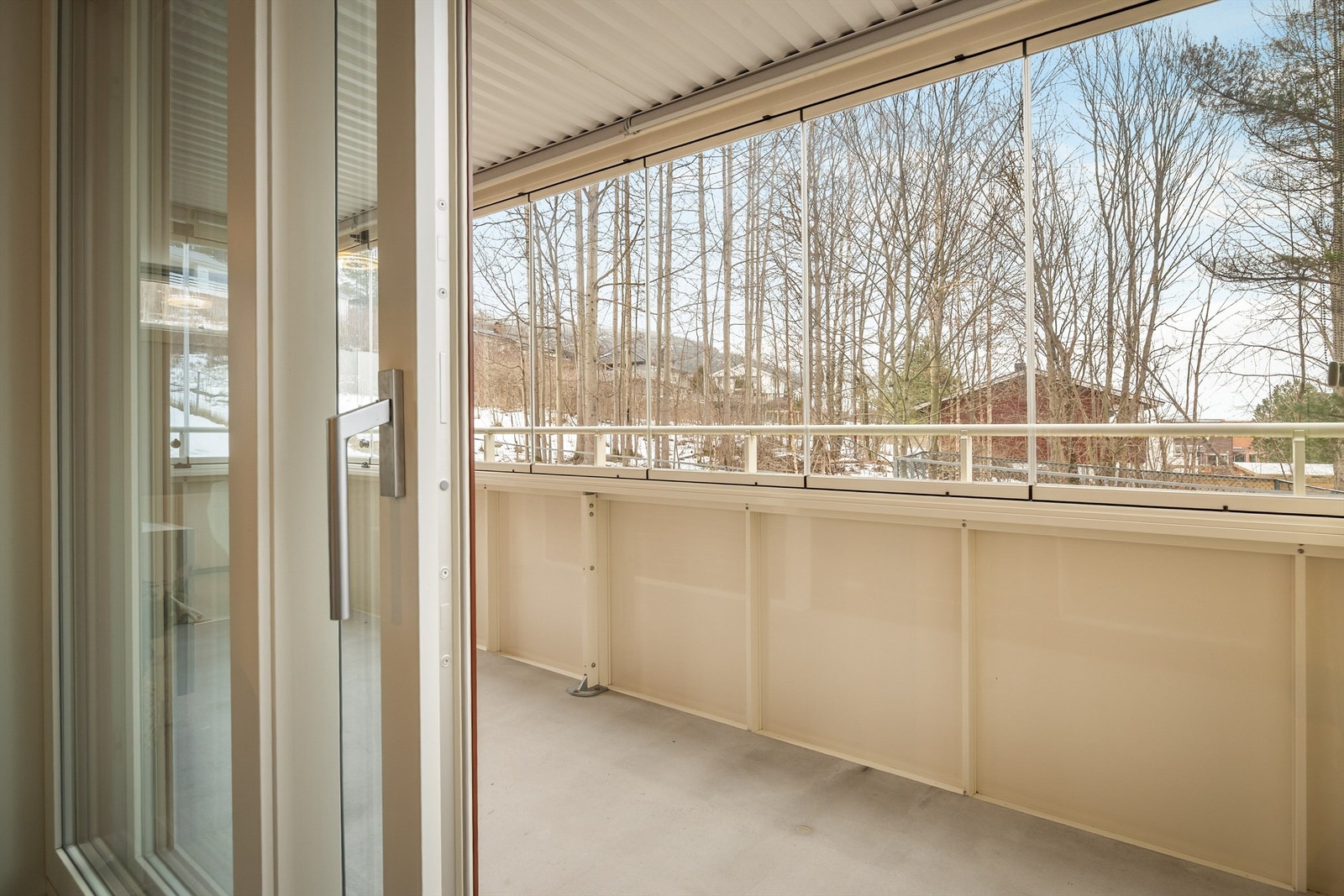 Balkongdøren er en skyvedør med karmer av tre og to-lags glass fra 2020. Galleribilde