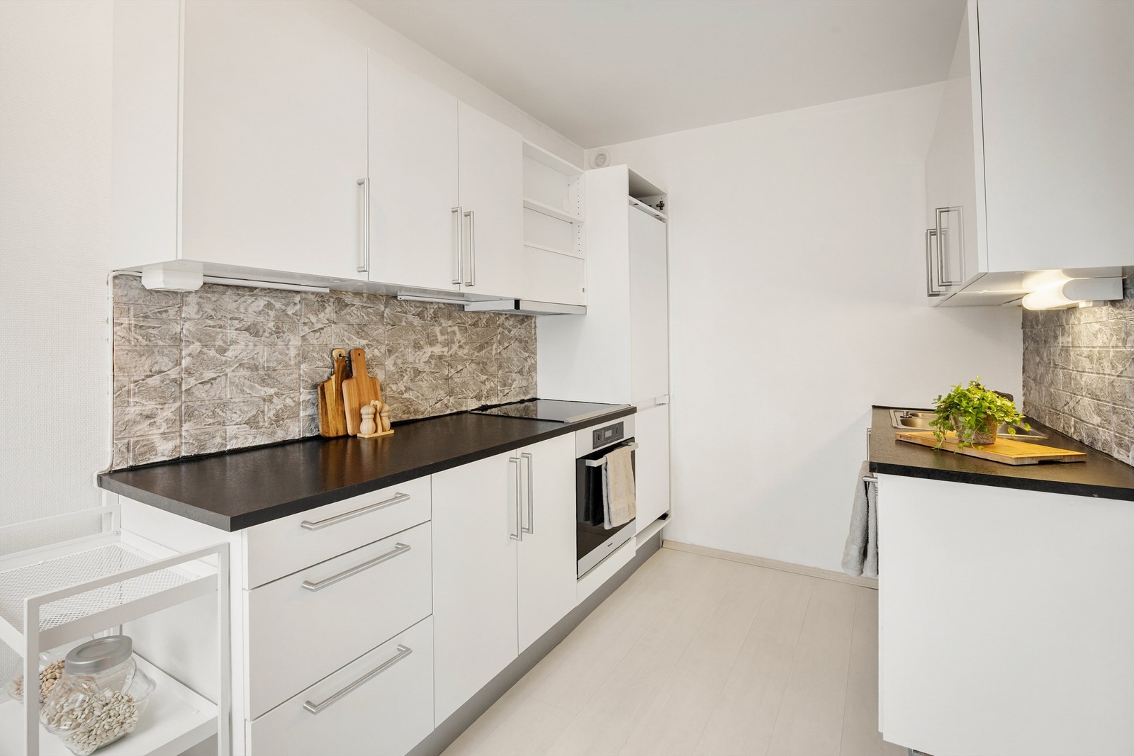 Pent HTH-kjøkken fra 2010 med medfølgende hvitevarer. Galleribilde