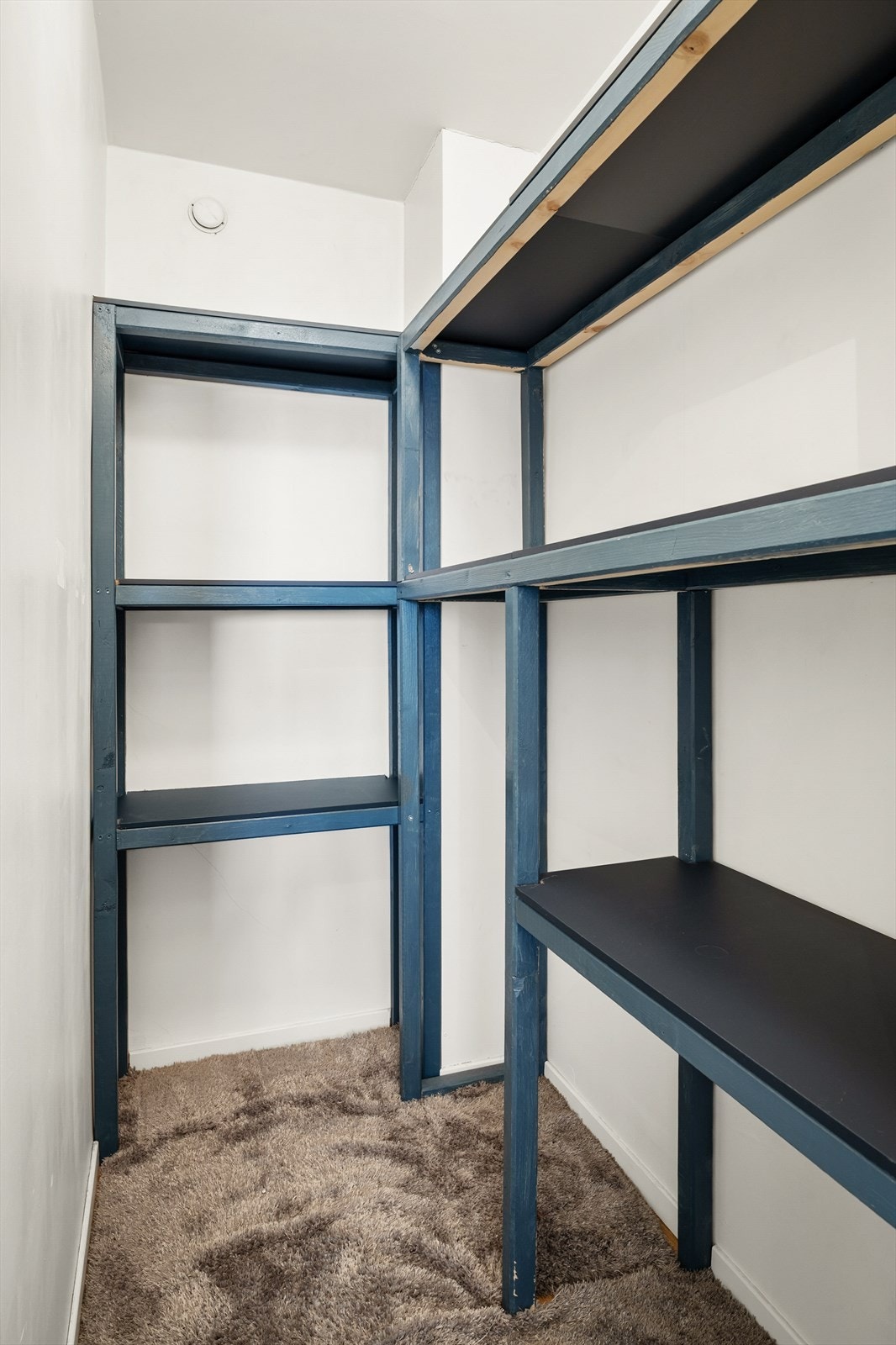 I tillegg til den innvendige boden disponerer leiligheten to eksterne boder for rikelig med lagringsplass. Galleribilde