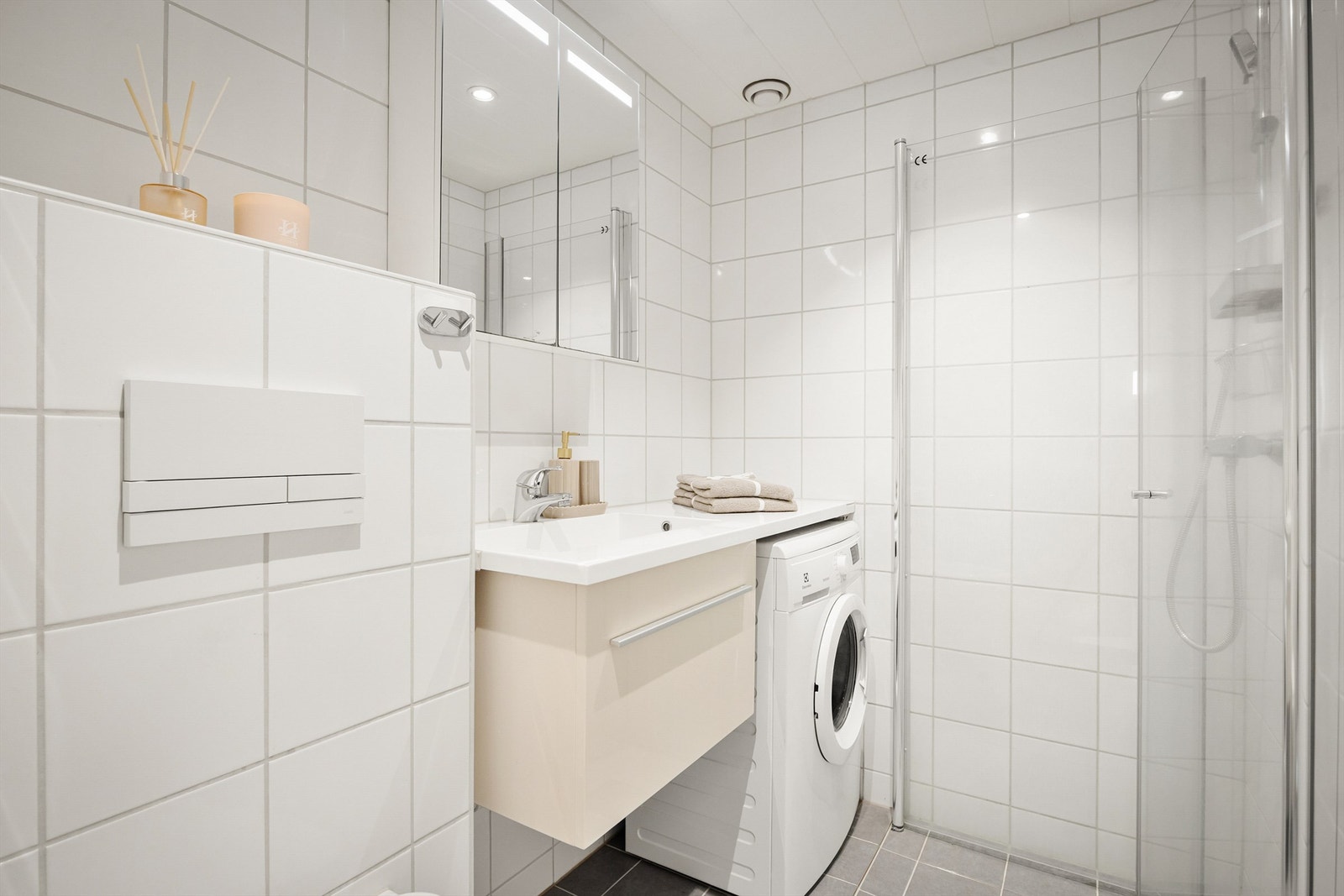 På badet er det elektriske varmekabler i gulvet, downlights i taket og vegghengt toalett. Galleribilde