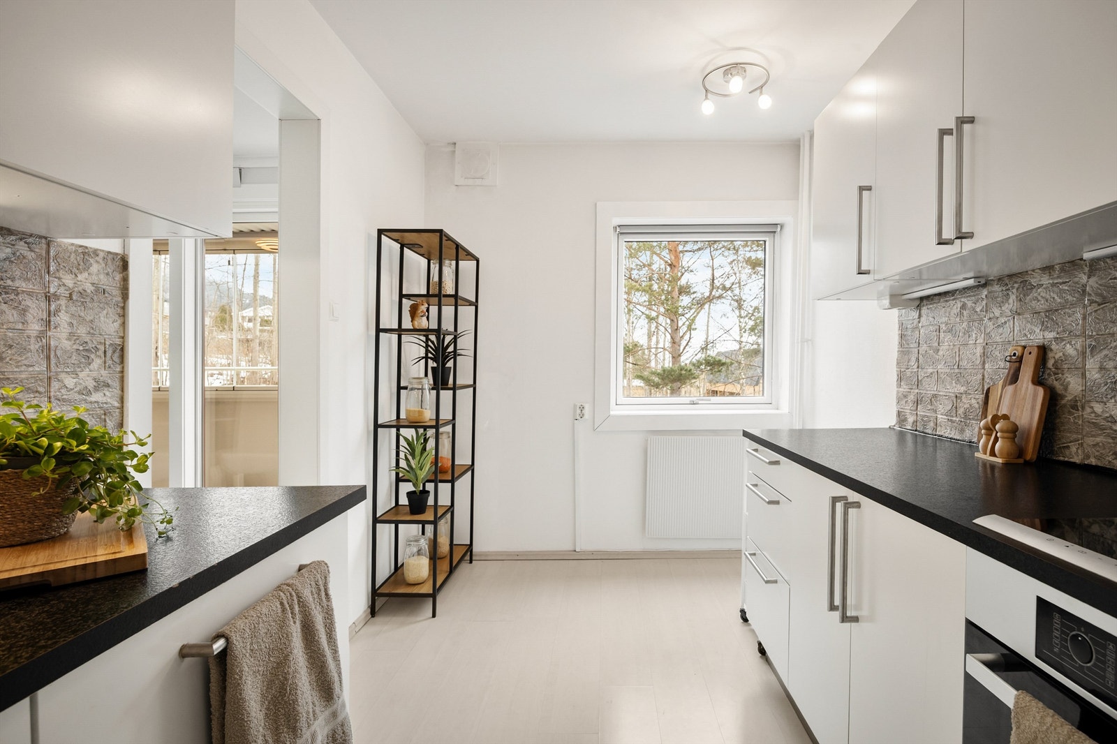 Dette er en lettstelt og pen 2-roms leilighet i en høy 1. etasje.
Foto: Stine Jørgensen Prøitz Galleribilde