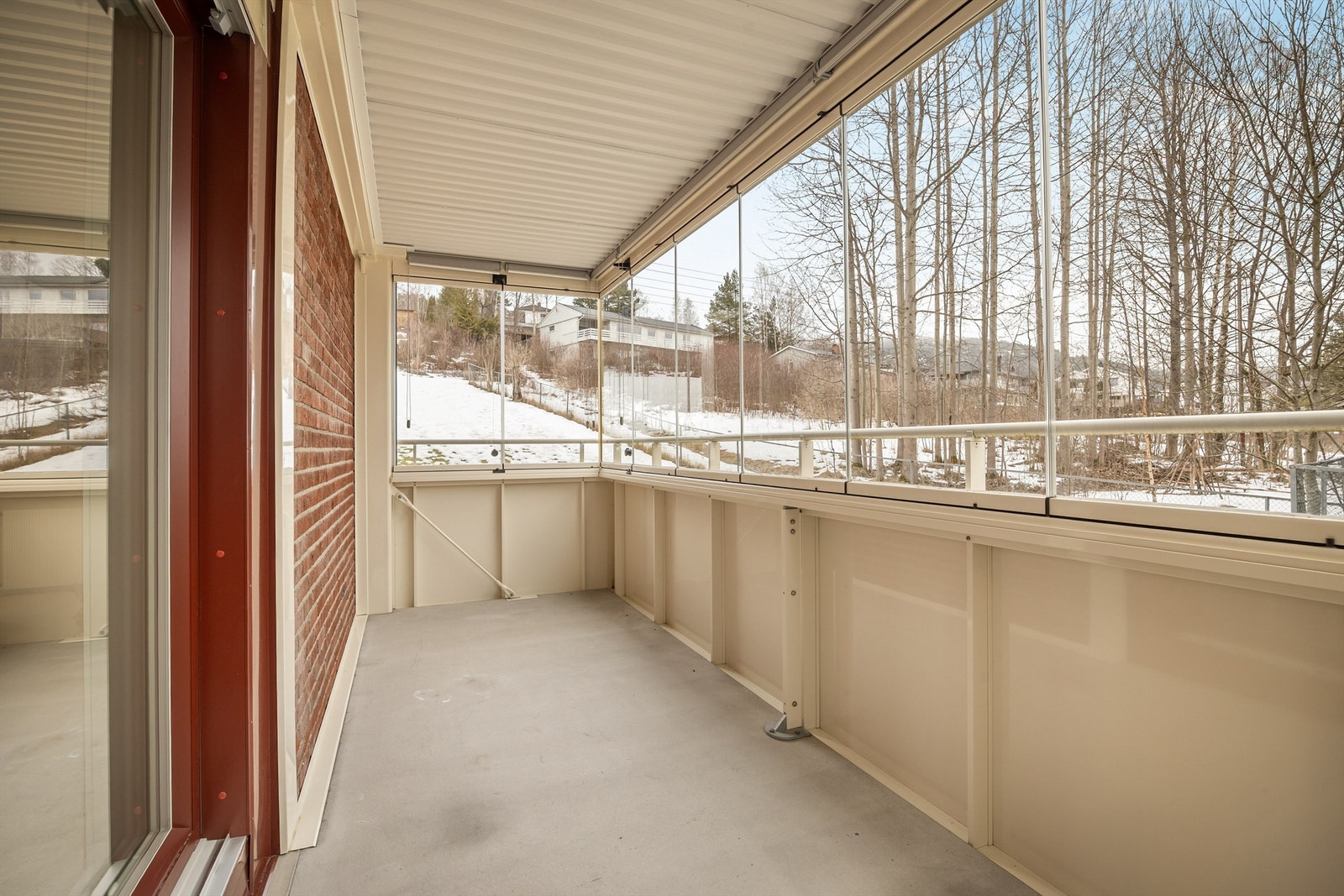 Innglassingen skaper et lunt og fleksibelt uterom som forlenger sesongen. Galleribilde