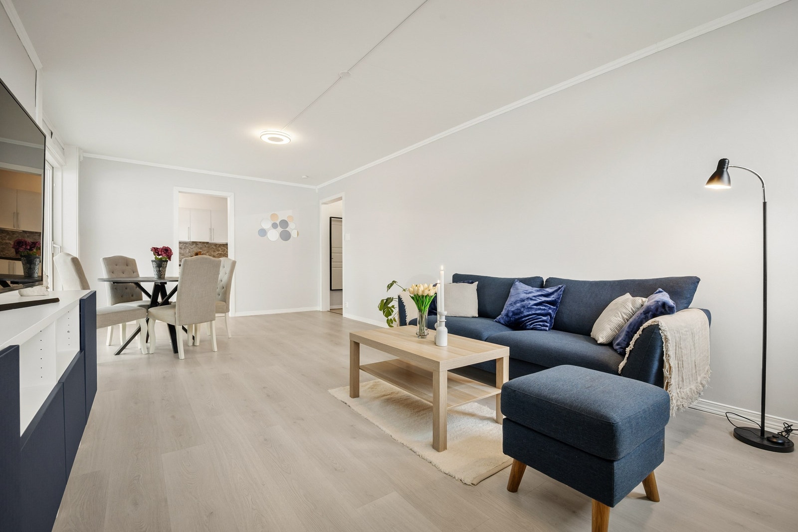 Rommet har en naturlig sone for spiseplass i tilknytning til kjøkkenet. Galleribilde