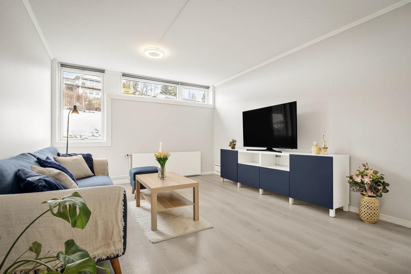 Stuen er et lyst og åpent rom med god plass til en komfortabel sofagruppe. Galleribilde