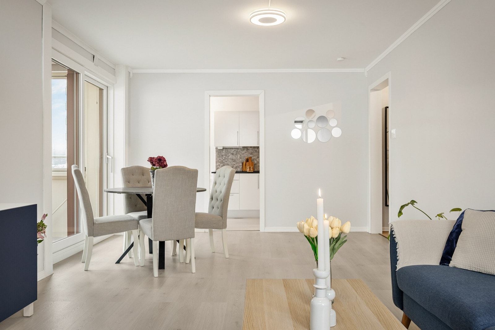 Fra stuen er det direkte utgang til balkongen via en skyvedør som ble skiftet rundt 2020. Galleribilde