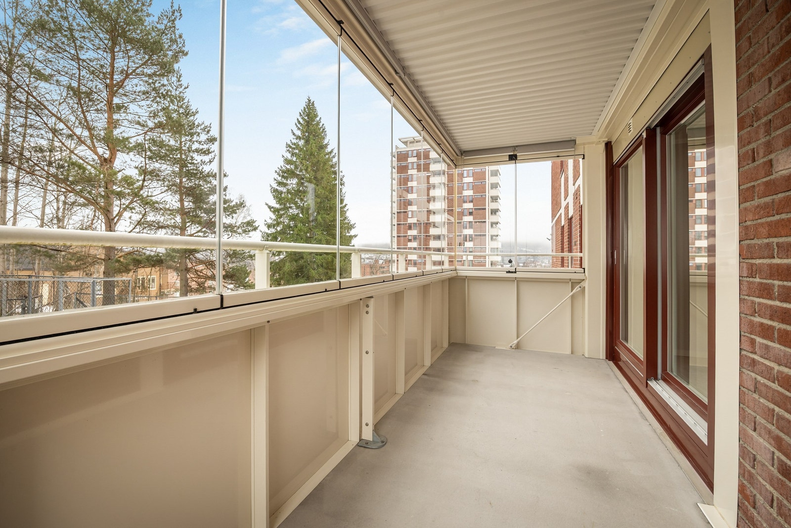 Den østvendte balkongen på 10 m² er fra 2020 (utført i regi av borettslaget). Galleribilde