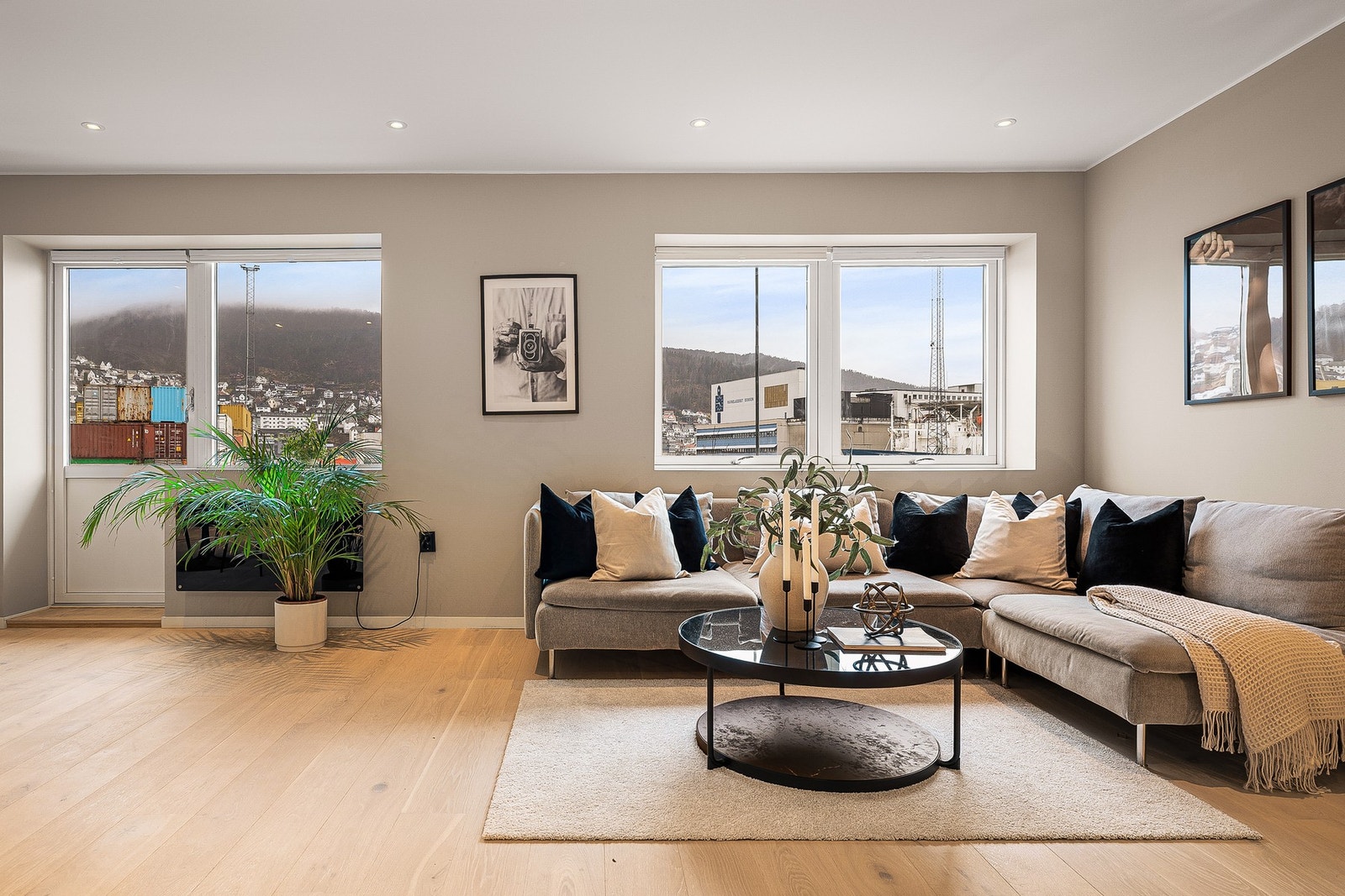 - Fra stuen er det utgang til en hyggelig balkong - Galleribilde