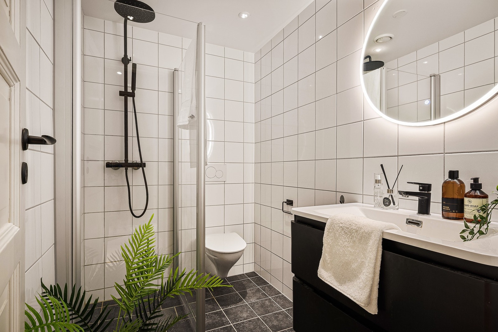 - Badet fremstår lyst og klassisk med fliser på gulv og vegger samt spotlights i himlingen - Galleribilde