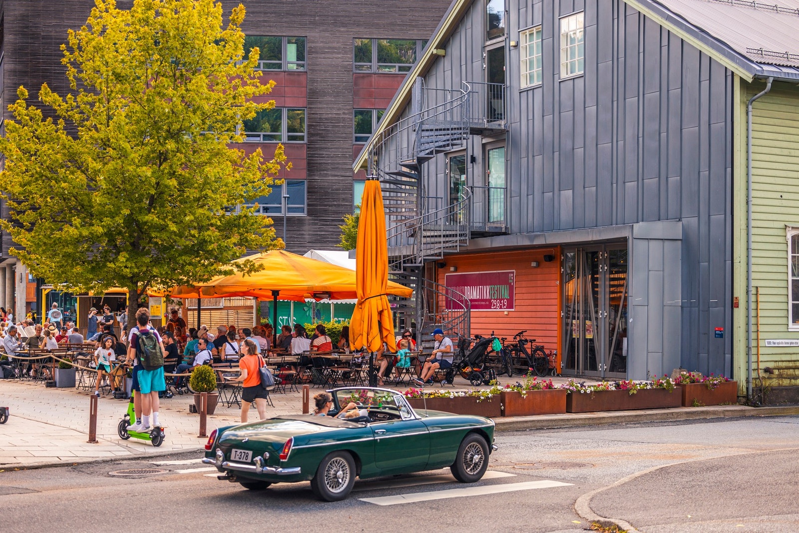 - Fra leiligheten er det kort vei til Møhlenpris hvor du finner både BI, kafeer og Cornerteateret - Galleribilde