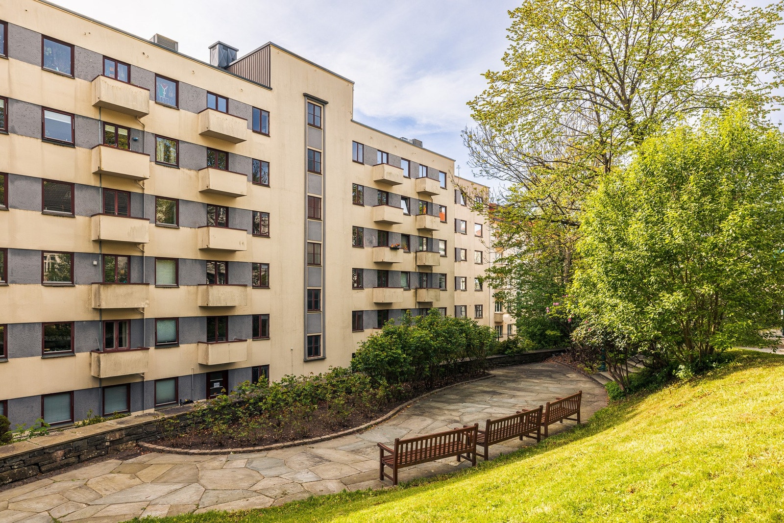 - På baksiden av bygget har man en snarvei til Nygårdshøyden - Galleribilde