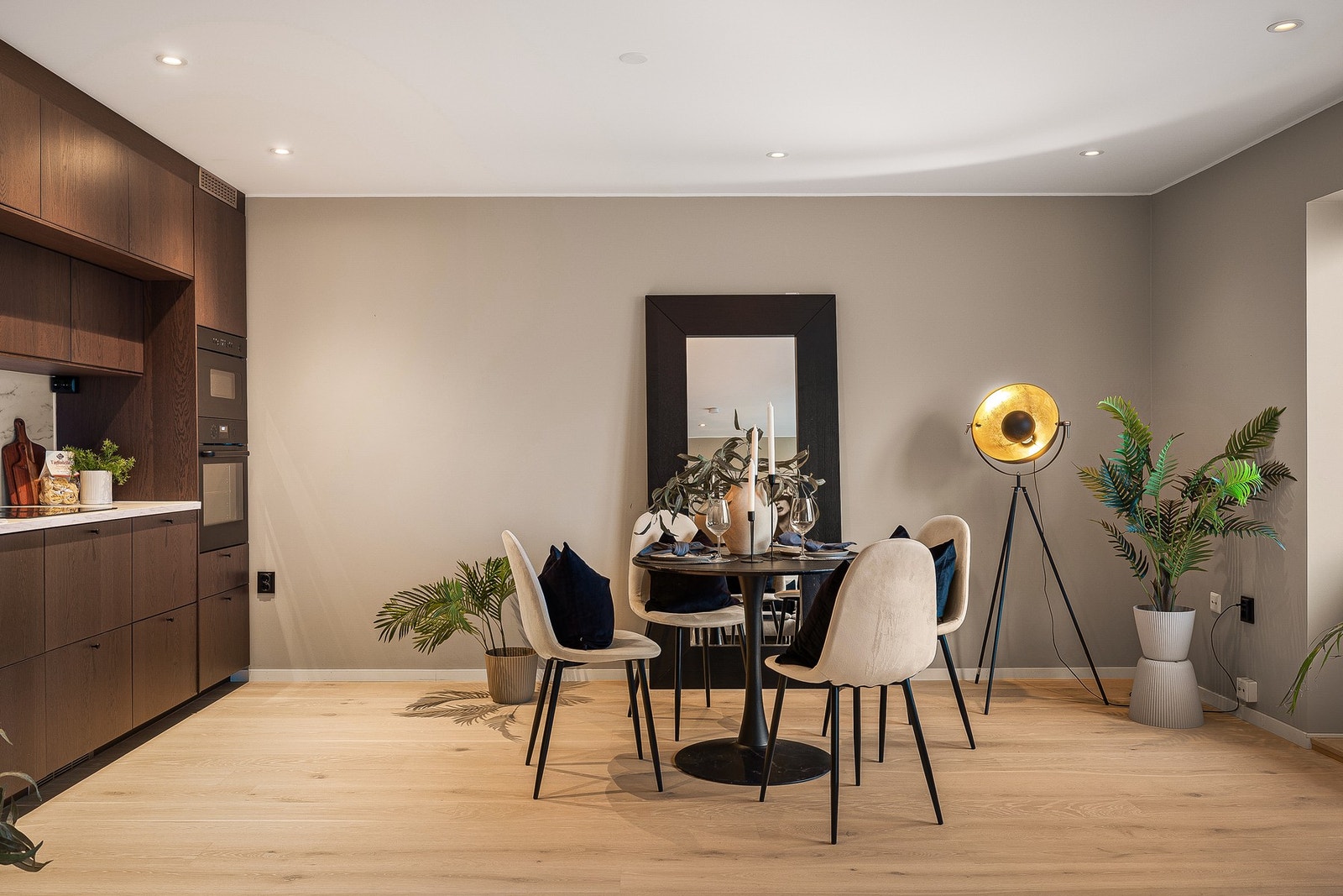 - Den åpne løsningen mot kjøkkenet skaper en sosial og luftig atmosfære - Galleribilde